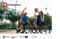 Dwie kobiety na wózkach grają w koszykówkę.