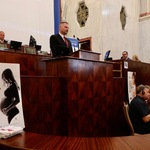 Pan Rafał Adamczyk przemawia na mównicy w trakcie konferencji.