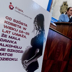 Plakat z napisem: Co szósta kobieta w wieku 18-35 lat uważa, że mała dawka alkoholu nie szkodzi matce i dziecku.