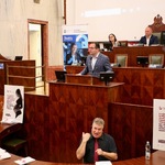 Prezydium oraz prelegent na mównicy.