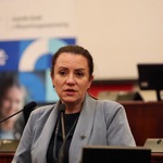Pani Dorota Konieczny-Simela przemawia na mównicy.