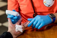 Badanie cukru z plastra glukometrem.