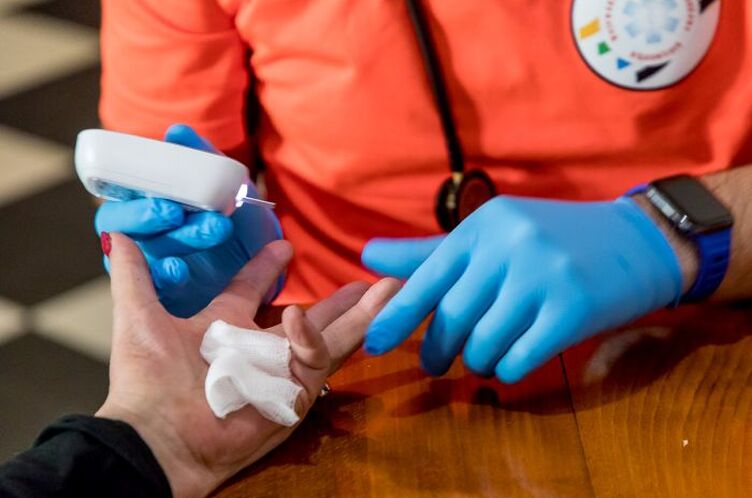 Badanie cukru z plastra glukometrem.