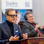 Pan profesor Janusz Gumprecht na mównicy.