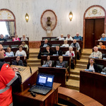 Pan Łukasz Pach na mównicy.