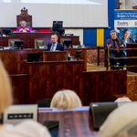 Pan Tomasz Szczepanik na mównicy.