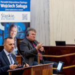 Pan Tomasz Szczepanik na mównicy. W tle tłumacz PJM.