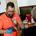 Pracownik pogotowia ratunkowe w trakcie pobierania krwi do badania.