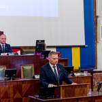 Pan Rafał Adamczyk na mównicy.