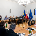 Dyrektor Biura Spraw Społecznych - Dorota Konieczny-Simela stoi wśród uczestników spotkania i przemawia.