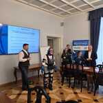 Joanna Bojczuk w specjalnym stroju symulującym ograniczenia osoby starszej.