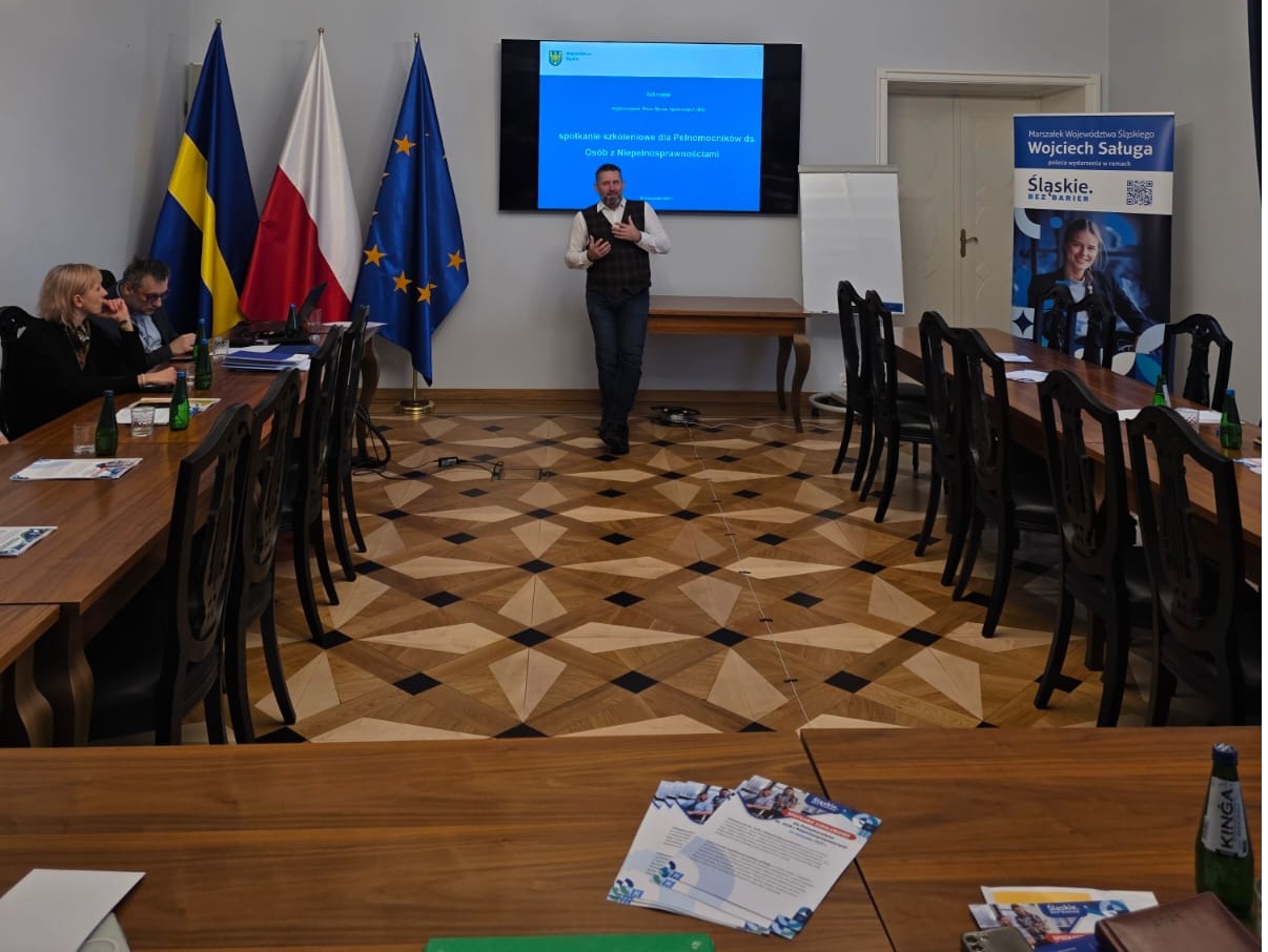 Grzegorz Żymła przemawia na środku sali.