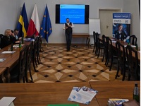 Grzegorz Żymła przemawia na środku sali.