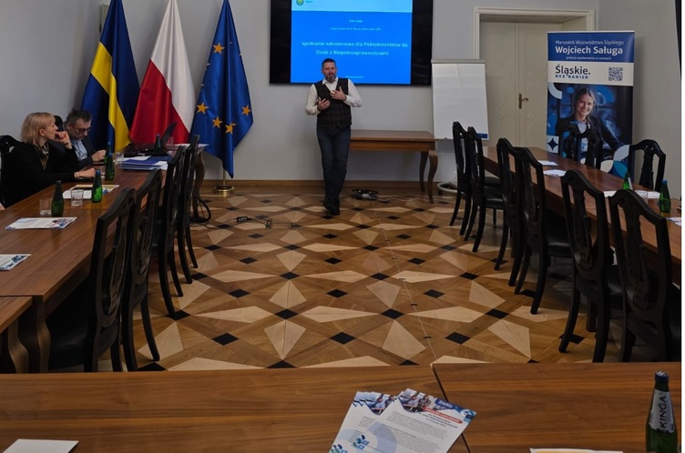 Grzegorz Żymła przemawia na środku sali.