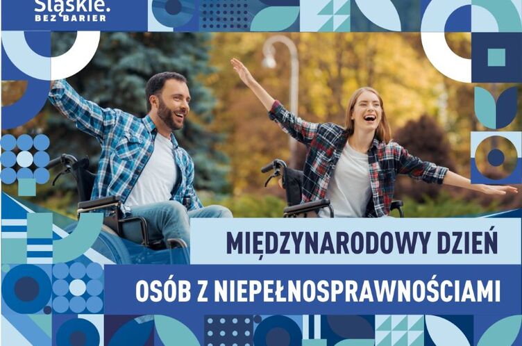 Dwie uśmiechnięte osoby na wózkach.