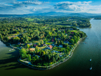 Widok z góry na Jezioro Żywieckie.