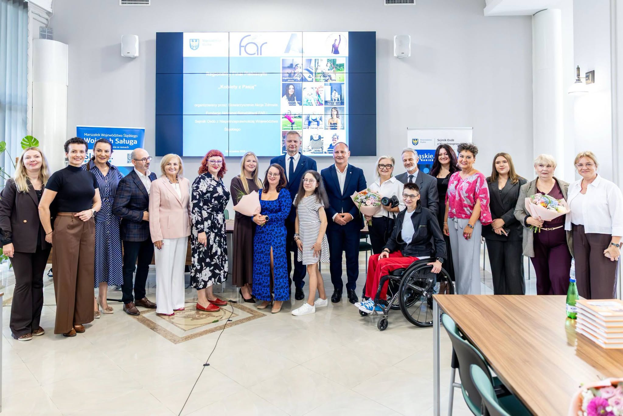 Zdjęcie grupowe laureatek, nominowanych i uczestników Plebiscytu.