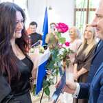Wręczanie nagród laureatce.