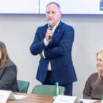 Tomasz Jakubiec przemawia do uczestników.