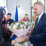 Marszałek Rafał Adamczyk wręcza kwiaty laureatce plebiscytu.
