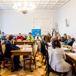 Widok na całą salę z wszystkimi uczestnikami.