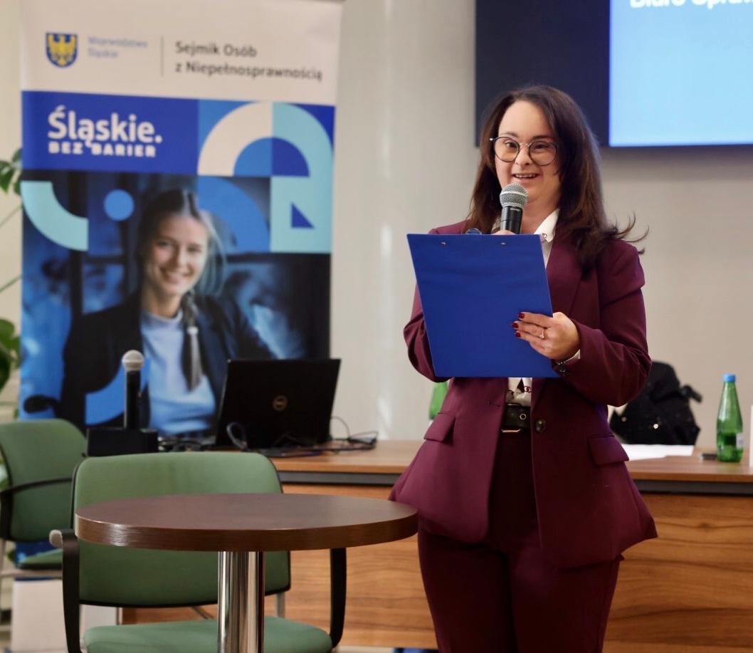 Dominika Kasińska przemawia do mikrofonu.
