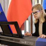 Agata Malina gra na keybordzie.
