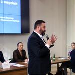 Pan Marcin Chroszcz przemawia do uczestników konferencji.